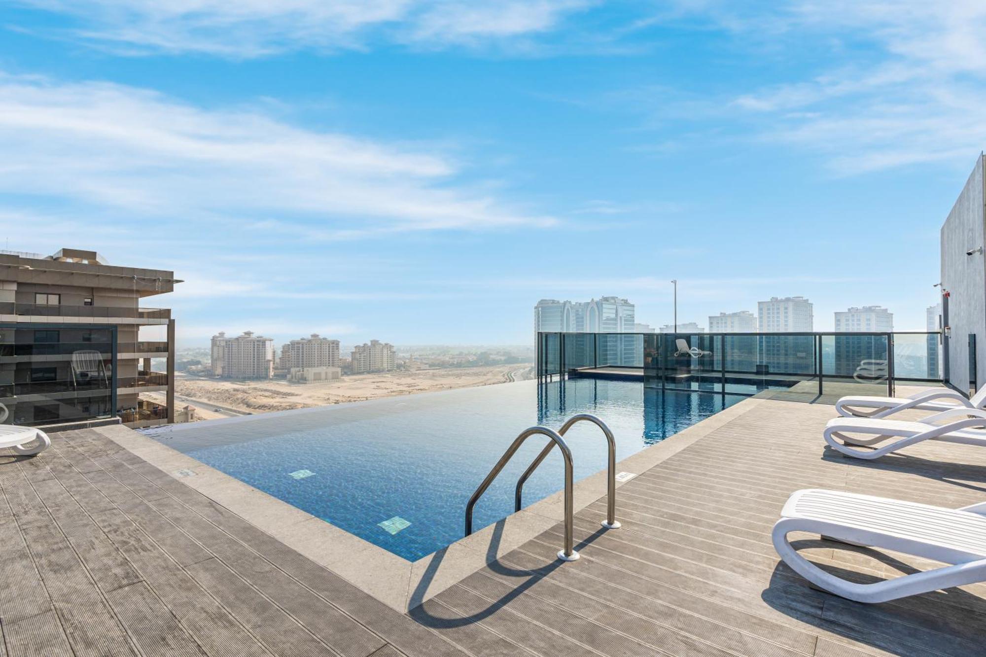 Modern Home In Sports City With Rooftop Pool Dubai Esterno foto