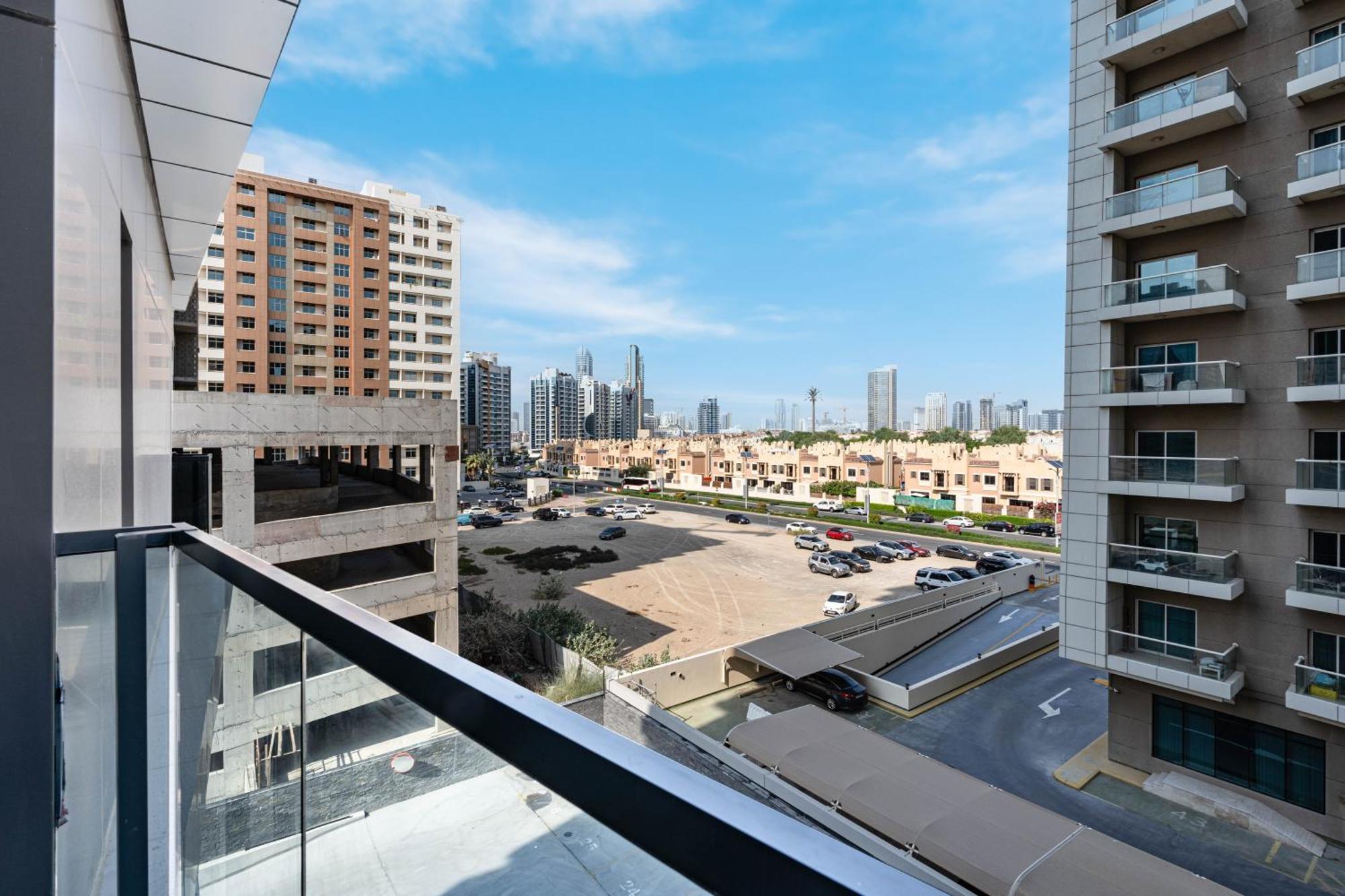 Modern Home In Sports City With Rooftop Pool Dubai Esterno foto